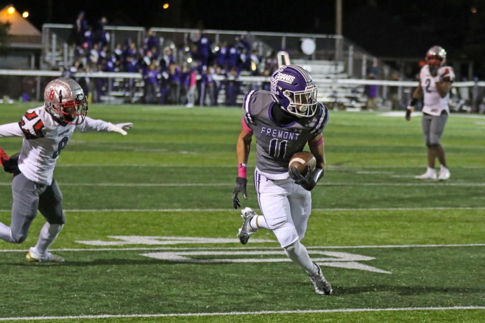 Ross' Adam Hrynciw runs after a catch.