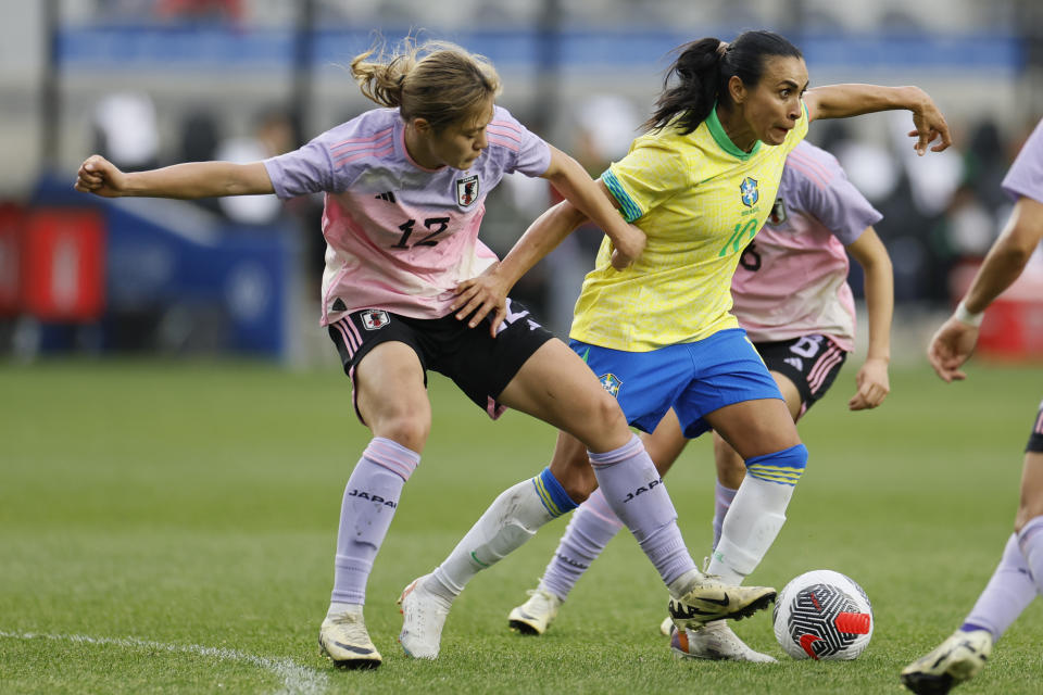 La japonesa Rion Ishikawa (izquierda) y la brasileña Marta pugnan por el balón en un partido del torneo SheBelieves, el martes 9 de abril de 2024, en Columbus, Ohio. (AP Foto/Jay LaPrete)