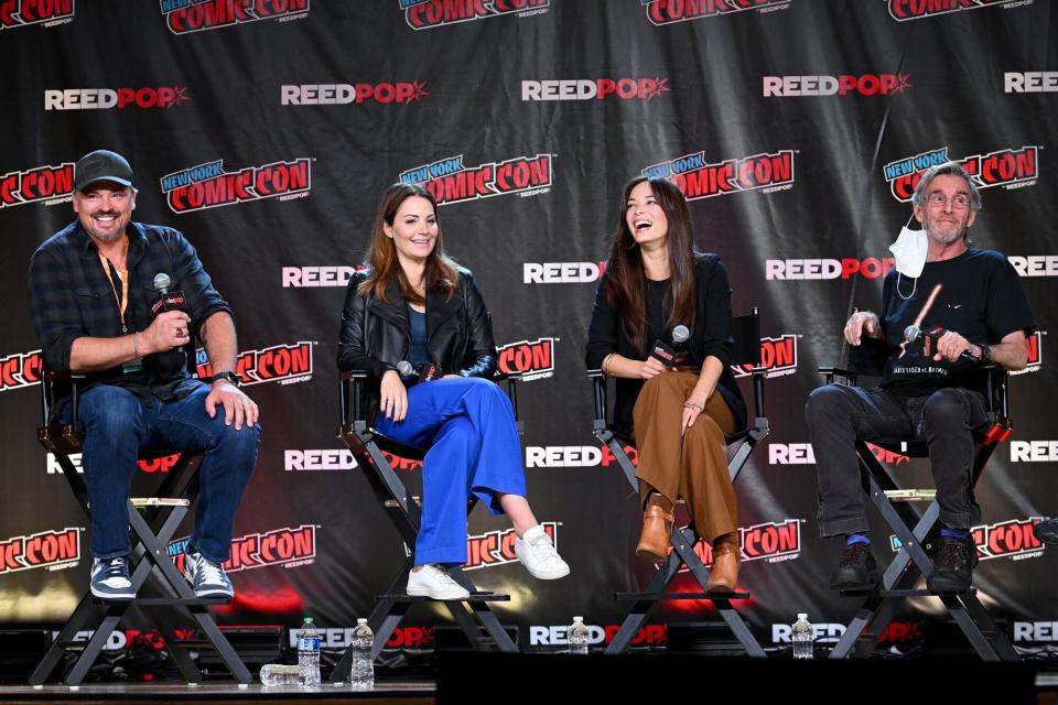 NEW YORK, NEW YORK - OCTOBER 08: (L-R) Tom Welling, Erica Durance, Kristin Kreuk and John Glover speak onstage at the Smallville Cast Reunion during New York Comic Con 2022 on October 08, 2022 in New York City. (Photo by Bryan Bedder/Getty Images for ReedPop)