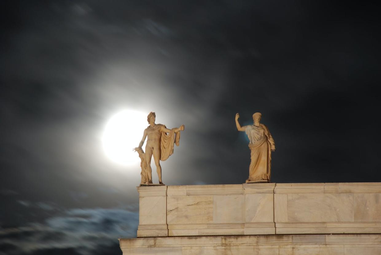 <a href="https://www.shutterstock.com/es/image-photo/athens-greece-may-2019-full-moon-1390532411" rel="nofollow noopener" target="_blank" data-ylk="slk:Dimitris Koskinas/Shutterstock;elm:context_link;itc:0;sec:content-canvas" class="link ">Dimitris Koskinas/Shutterstock</a>