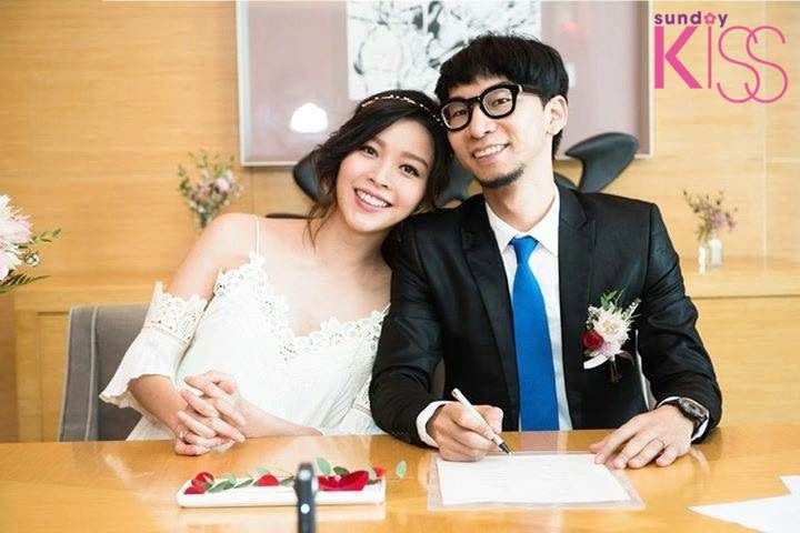 Winki陀著七個月大肚和舞台劇演員丈夫梁子峰簽紙結婚。