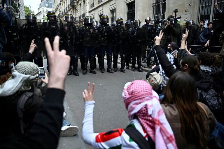 Nach Gedränge zwischen pro-palästinensischen und pro-israelischen Gruppen haben Studenten an der Pariser Elitehochschule Sciences Po ihren Protest gegen den Krieg im Gazastreifen beendet. (JULIEN DE ROSA)