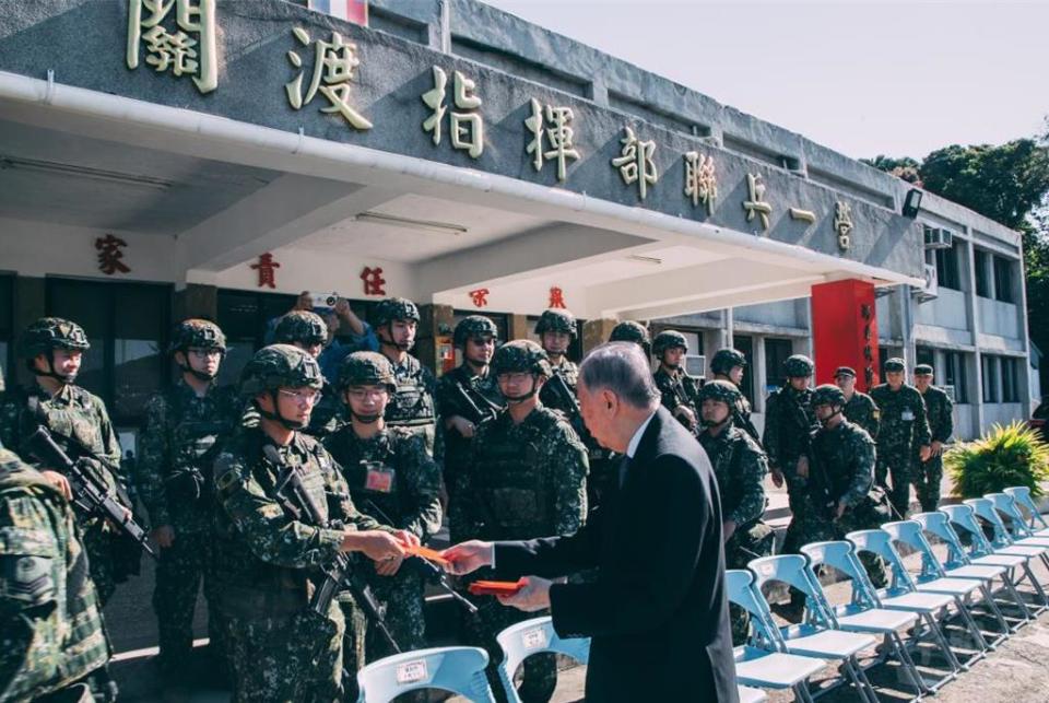 軍友社榮譽理事長李棟樑今日前往關指部敬軍慰問。軍聞社提供