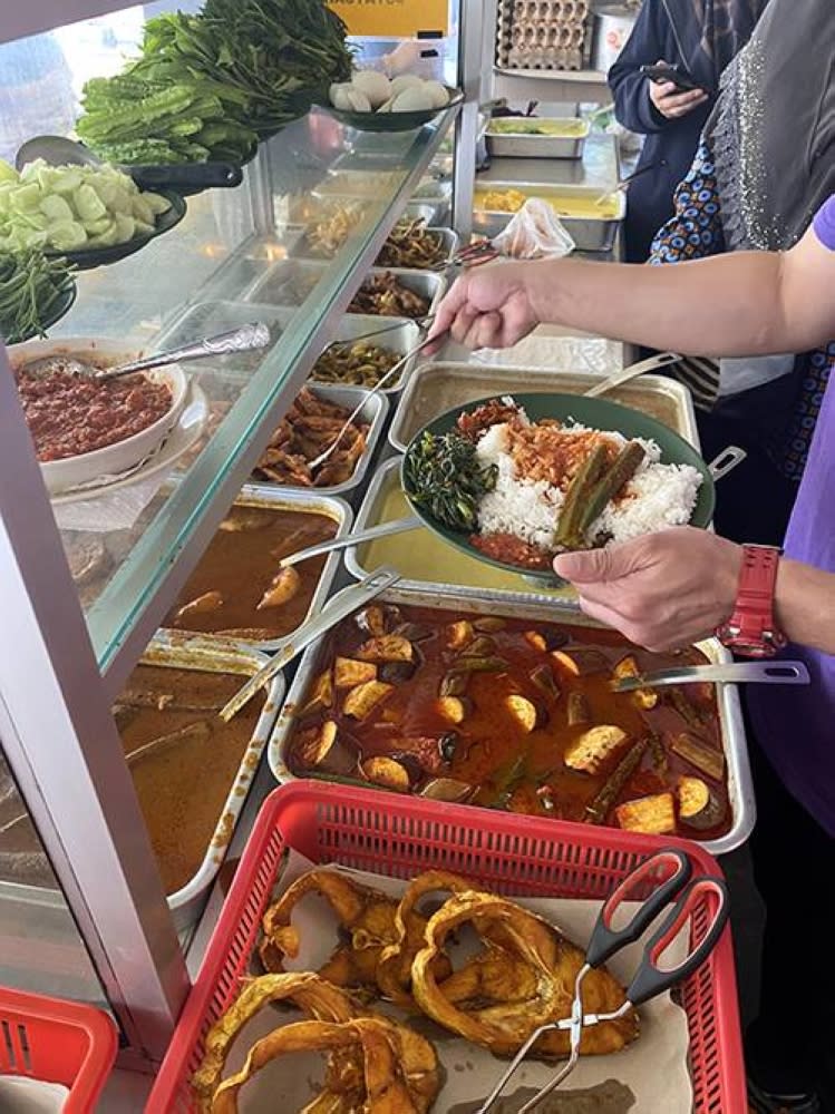 You can get fried fish too with your choice of 'ulam' and rice.