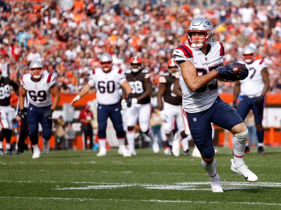 Hunter Henry runs with the ball against the Cleveland Browns.