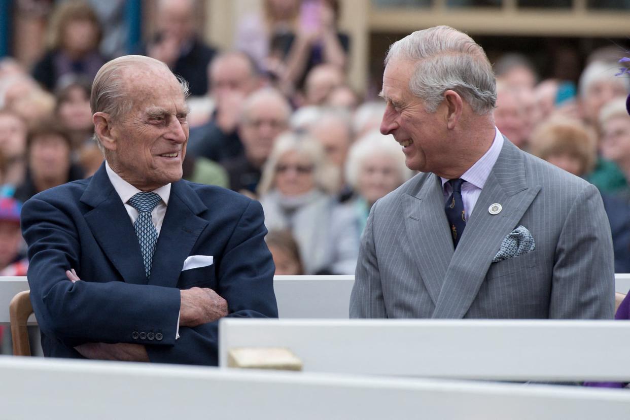 Le prince Philip et son fils le prince Charles en 2016 à Edimbourg. - Justin Tallis - AFP