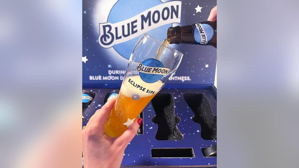 <strong>(Blue Moon)</strong>