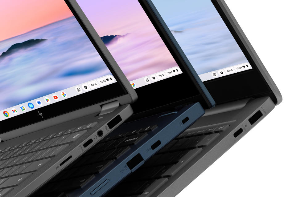 Vista detallada de tres portátiles Chromebook Plus.