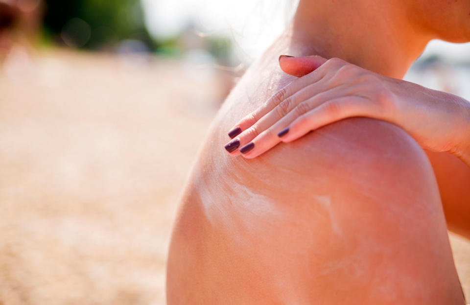 Si llevas todo el verano echándote crema y no hay forma de evitar las quemaduras puede que rl motivo sea este: tu piel se ha vuelto más vulnerable a los rayos UVA porque cenas demasiado tarde.