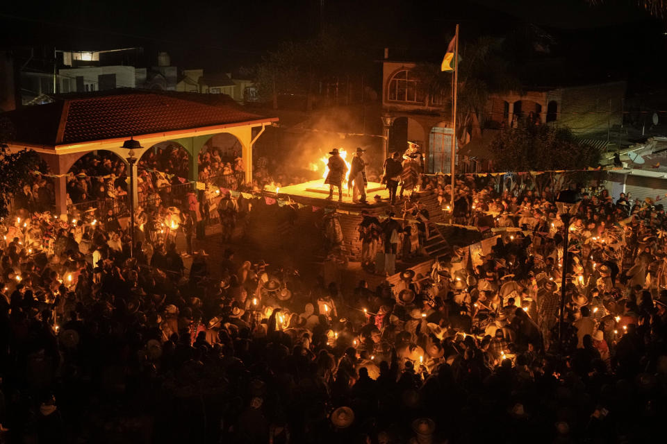 Indígenas purepecha celebran la ceremonia del "Fuego nuevo", que marca el inicio del nuevo año basándose en un antiguo calendario lunar, en Ocumicho, en el estado mexicano de Michoacan, justo antes de la medianoche del 1 de febrero de 2024. (AP Foto/Eduardo Verdugo)