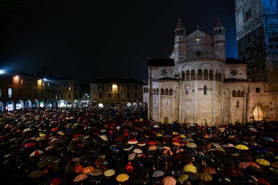 "Da Modena è arrivata la risposta che ci aspettavamo", così Mattia Santori, uno degli organizzatori, ha commentato il flash mob delle sardine in piazza Grande a Modena.