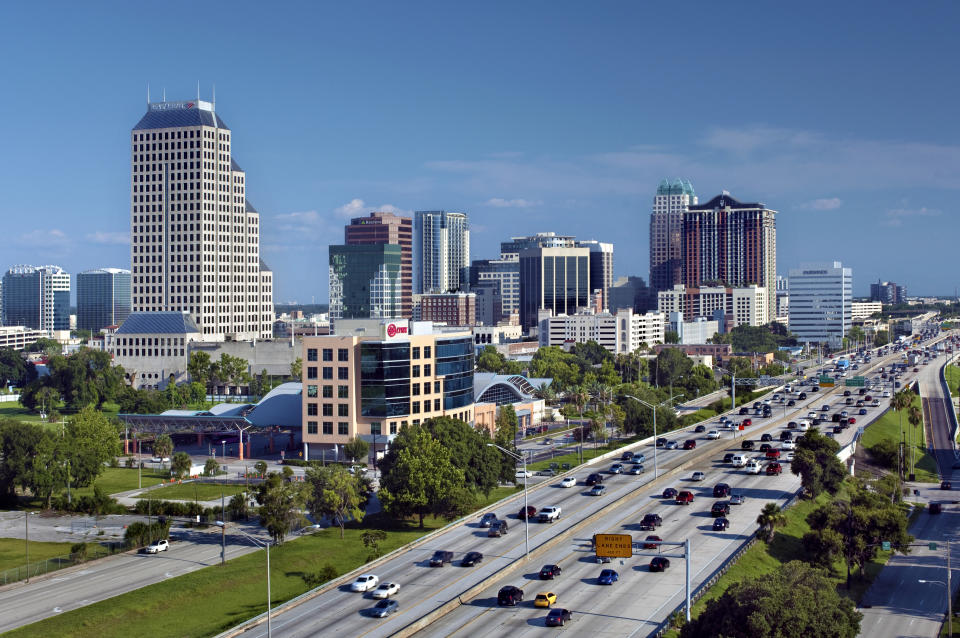 El perfil del centro de Orlando se eleva por encima del tráfico de la Interestatal 4 o I-4, una autopista que atraviesa de este a oeste el centro de Florida.  La zona que rodea la autopista suele denominarse 