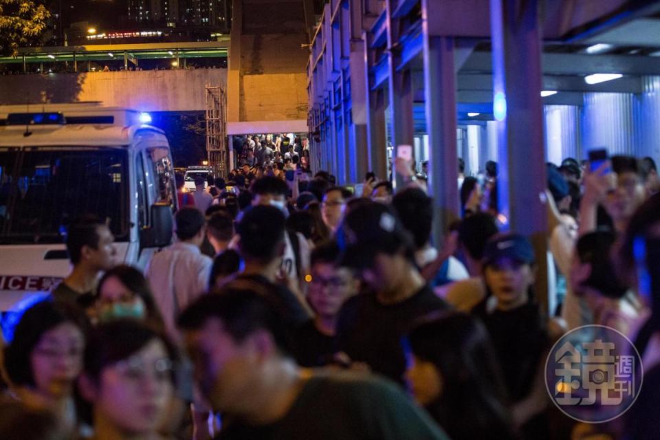 港警任意攔停巴士並盤查市民的行動引發民眾不滿，聚集聲援該巴士上的乘客。