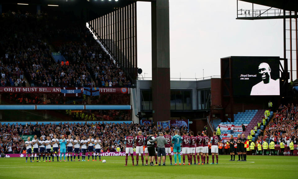 Fútbol - Semifinales, segunda vuelta- Aston Villa vs Middlesbrough - Villa Park, Birmingham, Gran Bretaña - 15 de mayo de 2018 Vista general de un minuto de aplausos en memoria de Jlloyd Samuel antes del partido. Action Images via Reuters / Craig Brough