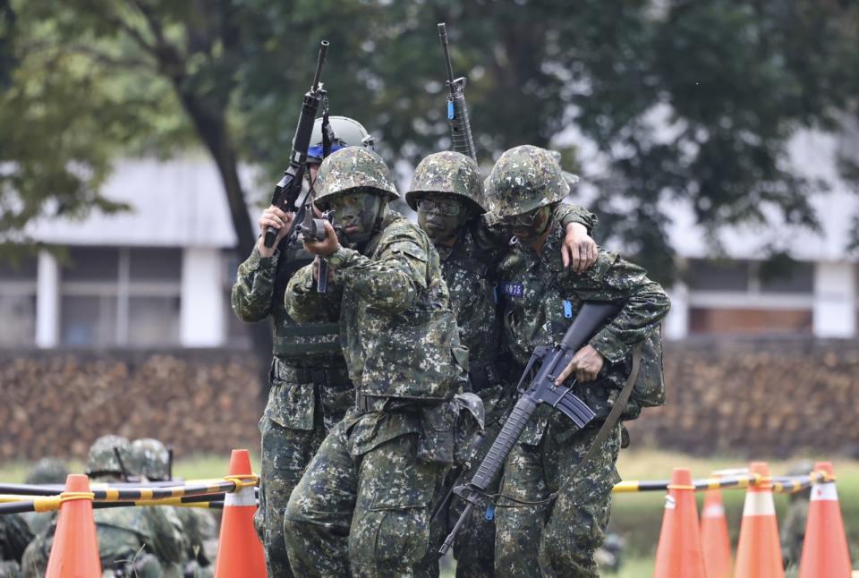 成功嶺新兵進行戰場傷救項目的演練。林啟弘攝