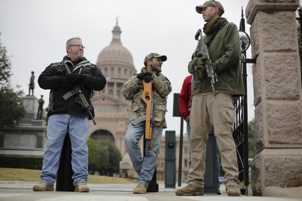 Activistas en favor de la portación de armas frente al Capitolio de Austin, Texas. (AP)