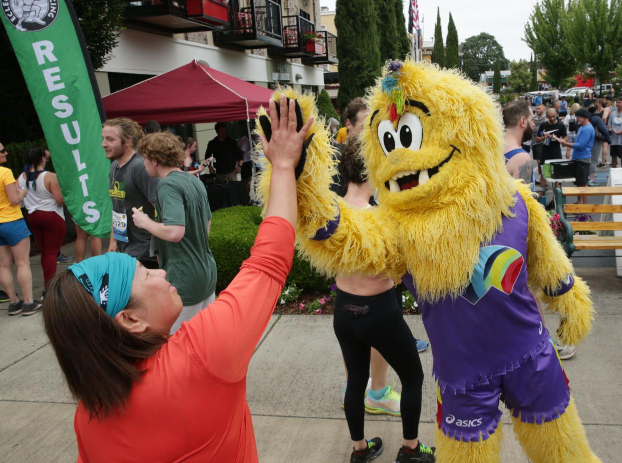 A runner high-fives the Oregon22 mascot 