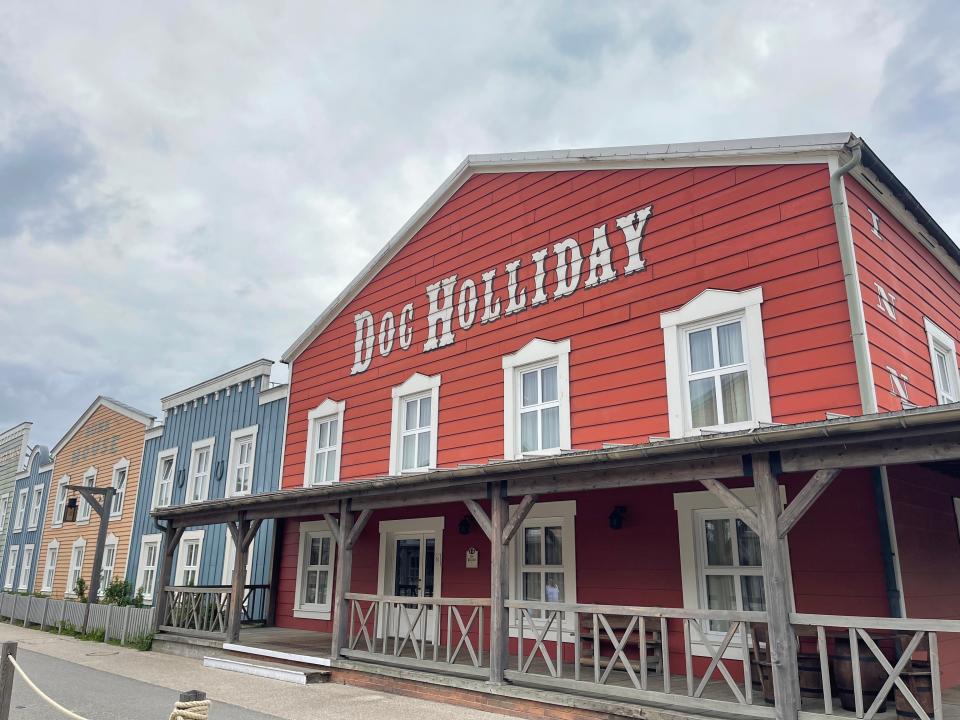 wild west themed hotel at disneyland paris