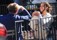 <p>La hija de<strong> Barack y Michelle Obama</strong>, <strong>Malia Obama</strong>, con una sonrisa de oreja a oreja mientras platicaba con una amiga en una cafetería en Los Ángeles.</p>