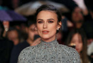 <p>¿Tienes la mandíbula muy marcada y mucha frente? Entonces lo más probable es que tu cara sea cuadrada como la de Keira Knightley. En este sentido, la raya a un lado será tu gran aliada. (Foto: Reuters / Simon Dawson). </p>