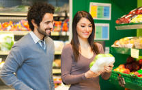 Selbst im Supermarkt ist man nicht vor Taschendieben sicher. Erneut bedienen sich die Kriminellen eines Ablenkungsmanövers. Einer spricht den ahnungslosen Kunden an, fragt beispielsweise nach einem bestimmten Produkt, und der Komplize räumt das Portemonnaie leer. (Bild-Copyright: Thinkstock)