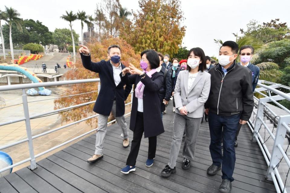 林為洲等一行人到彰化八卦山大佛前鳥瞰彰市街景。（記者曾厚銘攝）