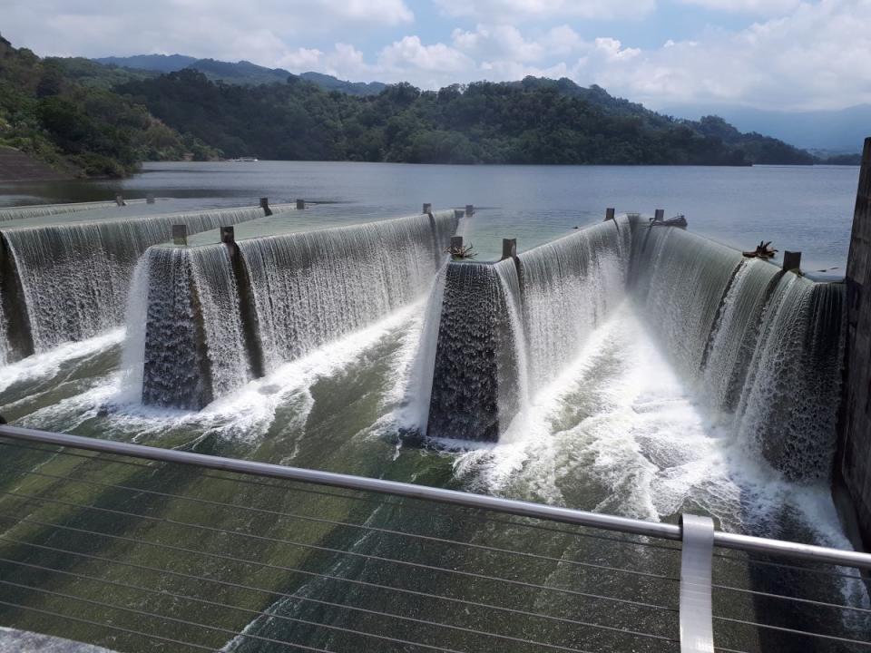 鯉魚潭水庫滿水位溢流美景，鋸齒堰全台獨有。（圖：彭清仁攝）