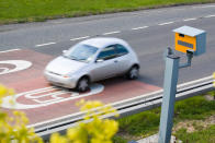 <p>Tra gli automobulisti c’è la buona abitudine di fare i lampeggianti verso chi arriva dall’altro senso di marcia, per avvisarlo di eventuali autovelox o pattuglia di vigili. </p>