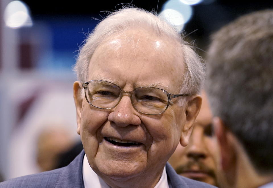 Berkshire Hathaway CEO Warren Buffett talks to reporters prior to the Berkshire annual meeting in Omaha, Nebraska May 2, 2015.  REUTERS/Rick Wilking