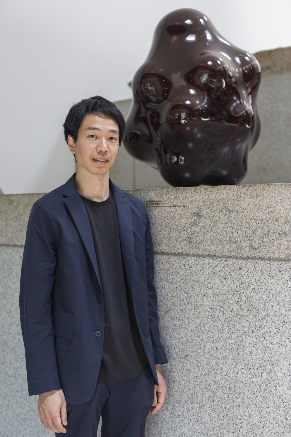 <h1 class="title">Winner Genta Ishizuka with his work, <em>Surface Tactility #11</em></h1><cite class="credit">Photo: Courtesy of Loewe</cite>