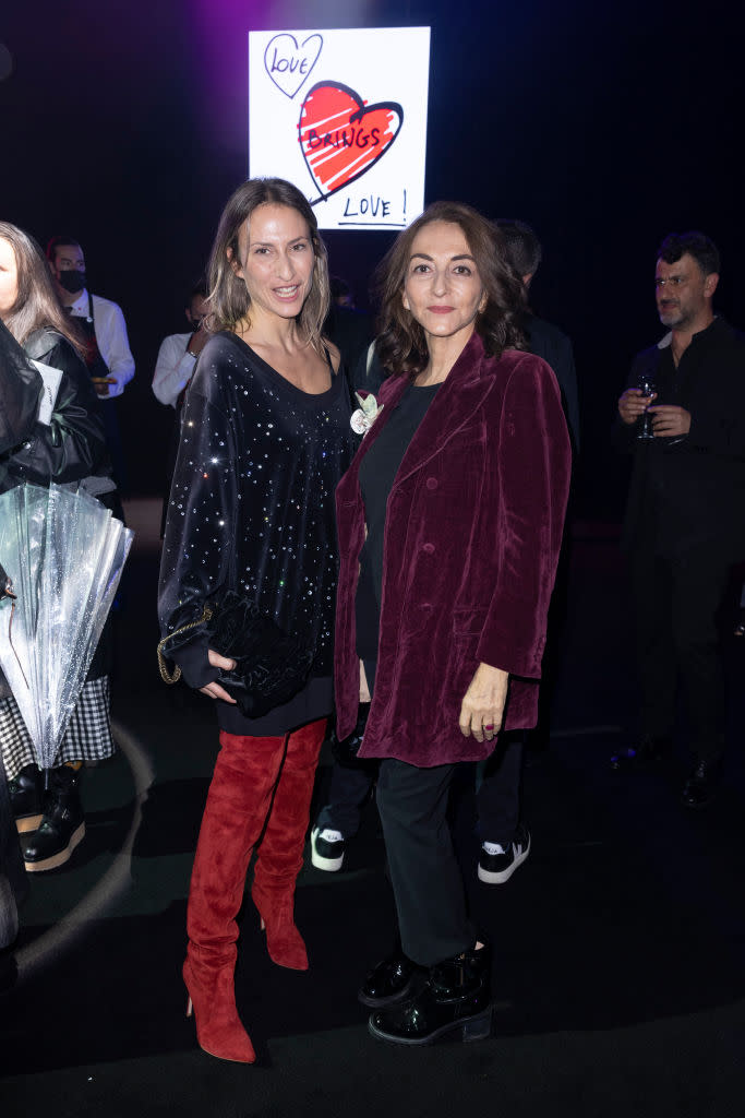 <p>Le duo mère-fille ne pouvait pas rater le défilé Love Brings Love en hommage à Alber Elbaz. Elles ont pu ainsi découvrir les tenues imaginées spécialement pour l’occasion par les plus grands couturiers de la Fashionsphère. ©Getty Images</p> 