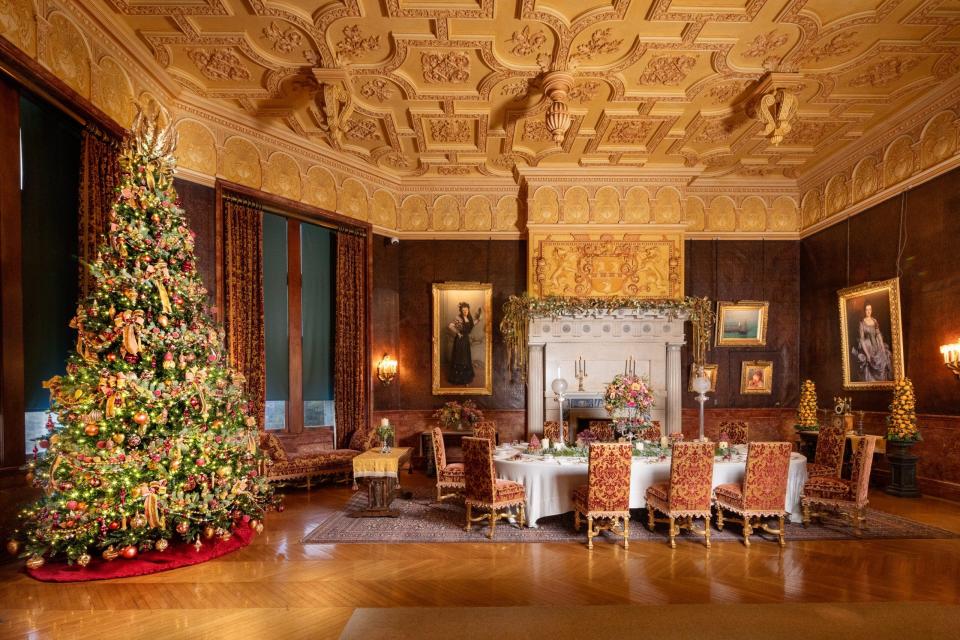 The Breakfast Room in Biltmore House dressed for the 2023 holiday season.