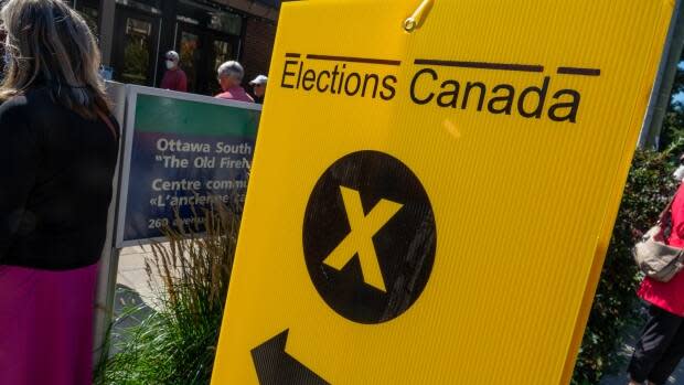 Ottawans line up at an advanced polling station last weekend. (Francis Ferland/CBC - image credit)