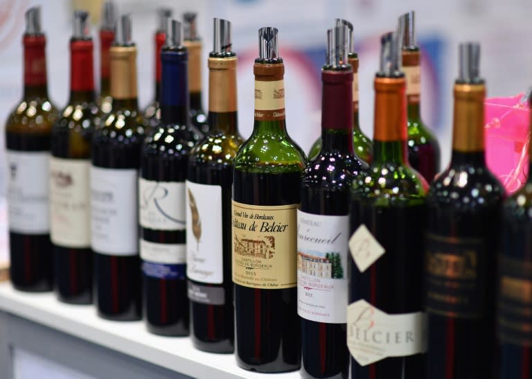 Des bouteilles de vin de la région bordelaise exposées lors du Vinexpo de New York, le 2 mars 2020 (Angela Weiss)