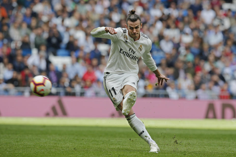 Gareth Bale, del Real Madrid, cobra un tiro libre durante el partido de la Liga española ante Levante, en el estadio Santiago Bernabéu, en Madrid, España, el sábado 20 de octubre de 2018. (AP Foto/Paul White)