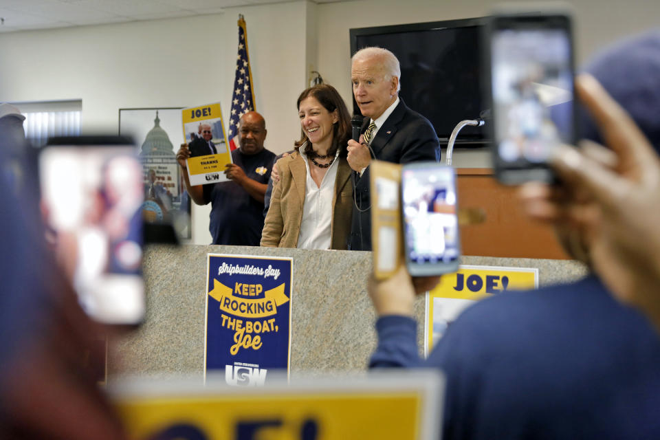 El ex vicepresidente Joe Biden abraza a Elaine Luria, cadidata demócrata por el Distrito 2 de Virginia, enfrente de trabajadores sindicalizados el viernes 19 de octubre del 2018 en Newport News, Virginia. (Jonathon Gruenke/The Daily Press via AP)