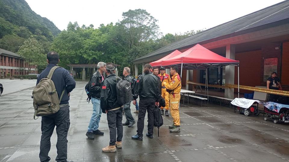 土耳其無人機隊一行 7 人攜無人機等配備，於抵達國門後連夜趕赴花蓮災區向花蓮前進指揮所報到。圖/消防署提供