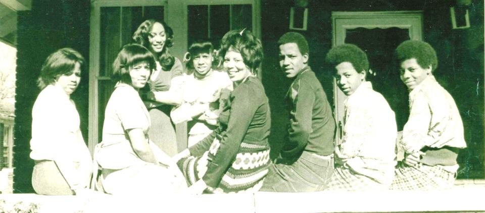 Lorean Jones, center, poses for a photo with her seven children.