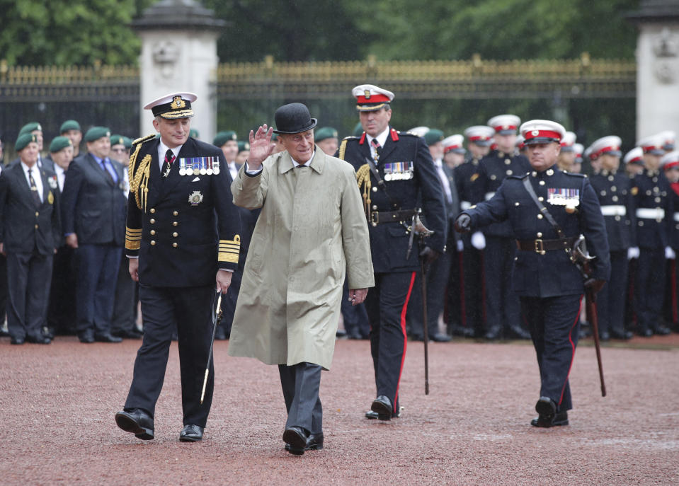 <p>Prinz Philip bei seinem letzten offiziellen Termin. Der 93-Jährige war über 60 Jahre das Oberhaupt der Königlichen Marinesoldaten und nimmt an diesem Tag zum letzten Mal eine Parade von Marinesoldaten ab. (Bild: Yui Mok / Pool via AP Photo) </p>