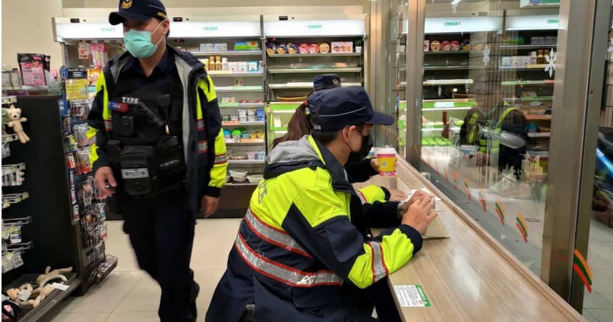 桃園警方鼓勵員警執勤時到超商用餐，以提高見警率。（圖／翻攝自桃園警分局臉書）