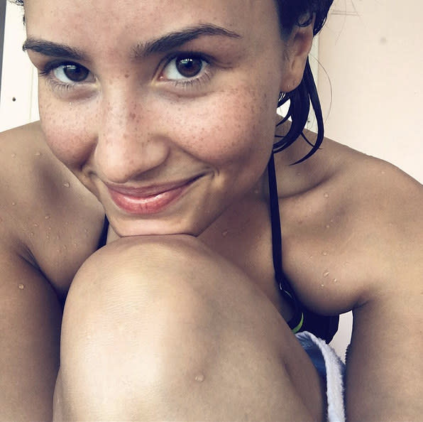 Demi Lovato mit Sommersprossen statt Make-up