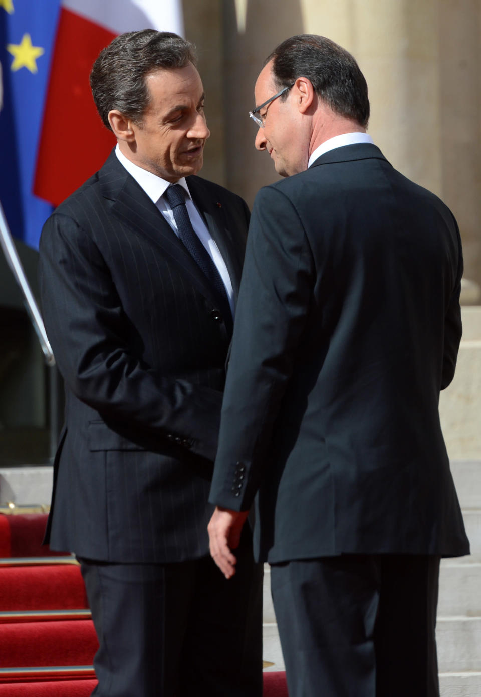 Nicolas Sarkozy salue François Hollande avant la cérémonie officielle. AFP