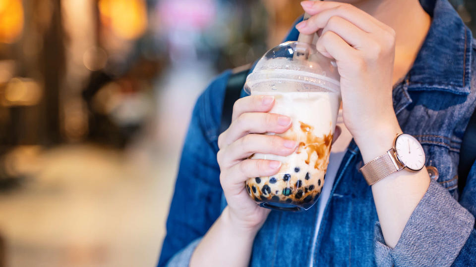 早上買杯咖啡、下午外帶手搖飲，為了方便而過度依賴免洗杯，使全臺灣光是在2020年，就用了近20億個一次性塑膠飲料杯！