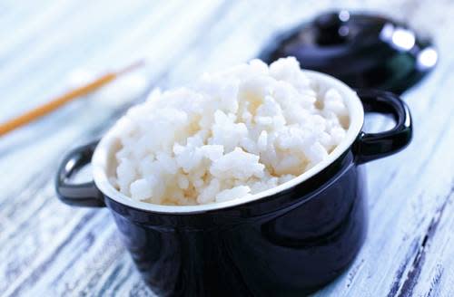 <p>Privilégiez le riz brun au riz blanc. En effet, le risque de diabète augmente de 17 % si vous mangez du riz blanc plusieurs fois par mois.<br>Crédit photo : Shutterstock </p>