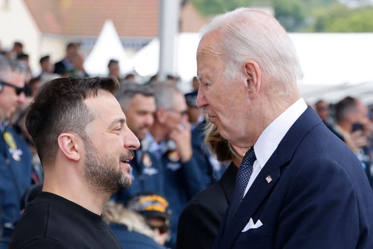 El presidente estadounidense Joe Biden estrecha la mano del presidente ucraniano Volodimir Zelensky durante la ceremonia conmemorativa internacional en Omaha Beach que marca el 80º aniversario del desembarco aliado del «Día D» de la Segunda Guerra Mundial en Normandía, en Saint-Laurent-sur-Mer, en el noroeste de Francia, el 6 de junio de 2024.