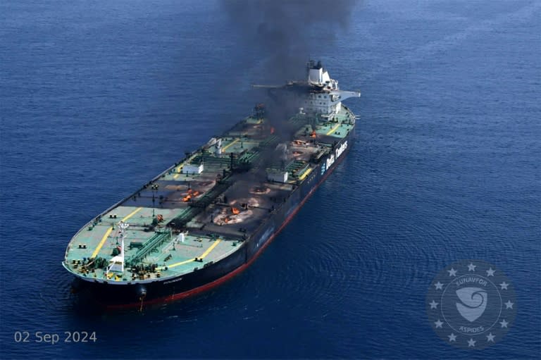 Cette photo fournie par EUNAVFOR ASPIDES le 5 septembre 2024 et datée du 2 septembre montre de la fumée et du feu à bord du pétrolier grec Sounion au large de Hodeida dans la mer Rouge (-)