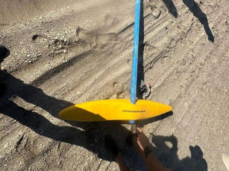 Partes de un kayak encontradas en Cariló