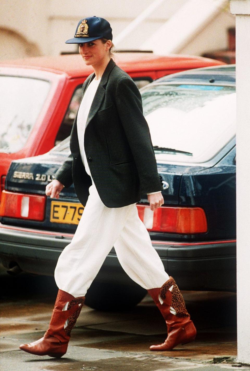 <p>Why yes, you <em>can</em> style sweatpants with a blazer! Diana wore this roomy black blazer with a baseball cap, cowboy boots, and relaxed white sweats for school drop-off in April 1989.<br></p>