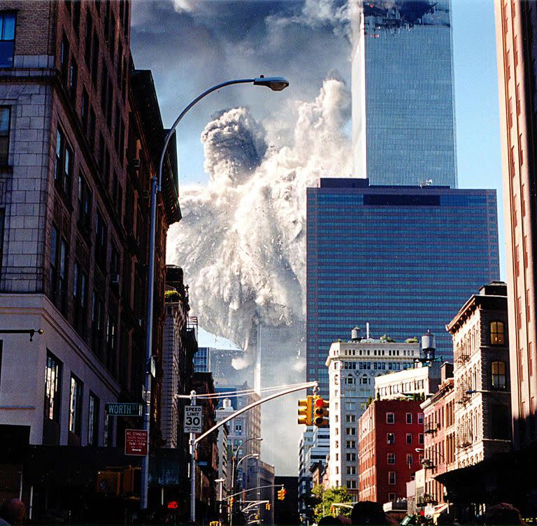 La torre sur del World Trade Center se derrumba enviando polvo y humo a las calles