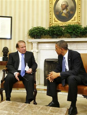 U.S. President Barack Obama (R) speaks with Pakistan's Prime Minister Nawaz Sharif during their meeting in the Oval Office at the White House in Washington October 23, 2013. REUTERS/Larry Downing